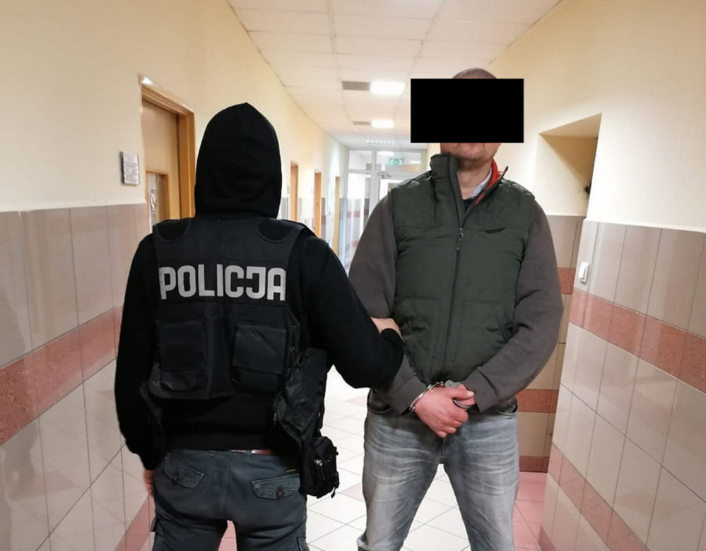 Oszust w rękach policji! Wchodził do sklepu z paczką kurierską, wychodził z łupami