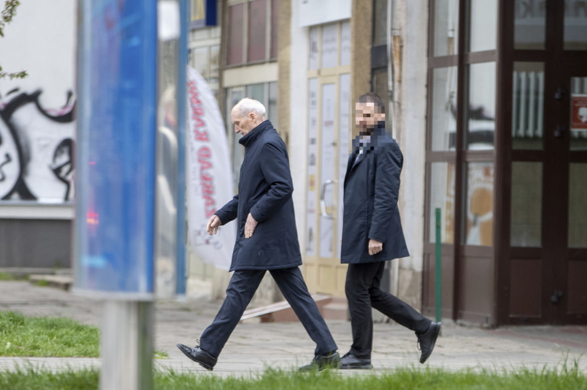 Antoni Macierewicz parkuje na przystanku