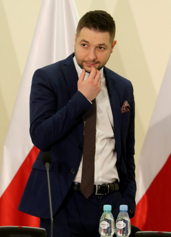 Polacy tracą pracę a oni zarabiają miliony