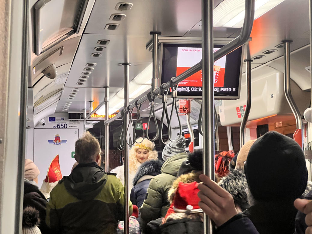 Święty Mikołaj jechał w krakowskim tramwaju 
