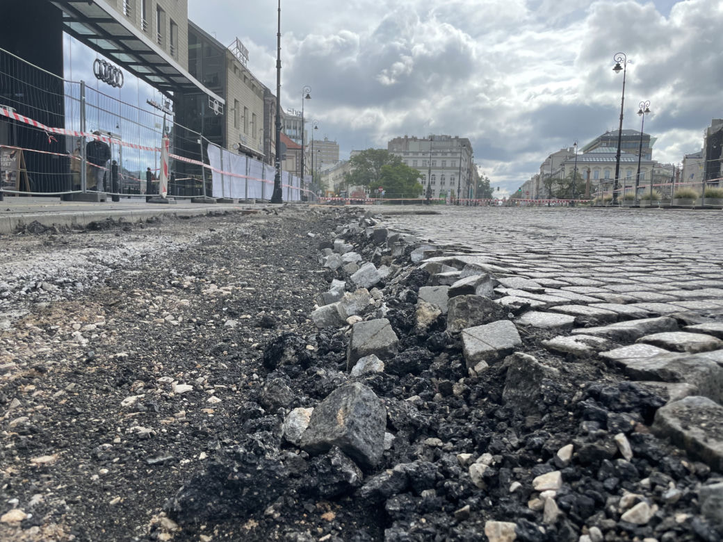 PRZEBUDOWA PLACU TRZECH KRZYŻY. DROGOWCY ODKOPALI ZABYTKOWY BRUK I TORY TRAMWAJOWE