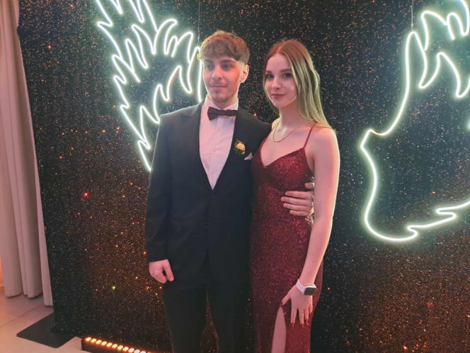 Tak bawili się maturzyści na studniówce skarżyskiego "Erbla". Kreacje jak z czerwonego dywanu