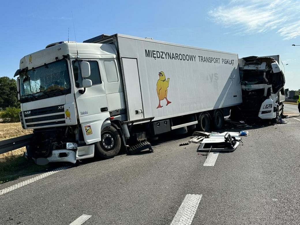 Zderzenie trzech ciężarówek na A2. Kierowca wycinany z kabiny