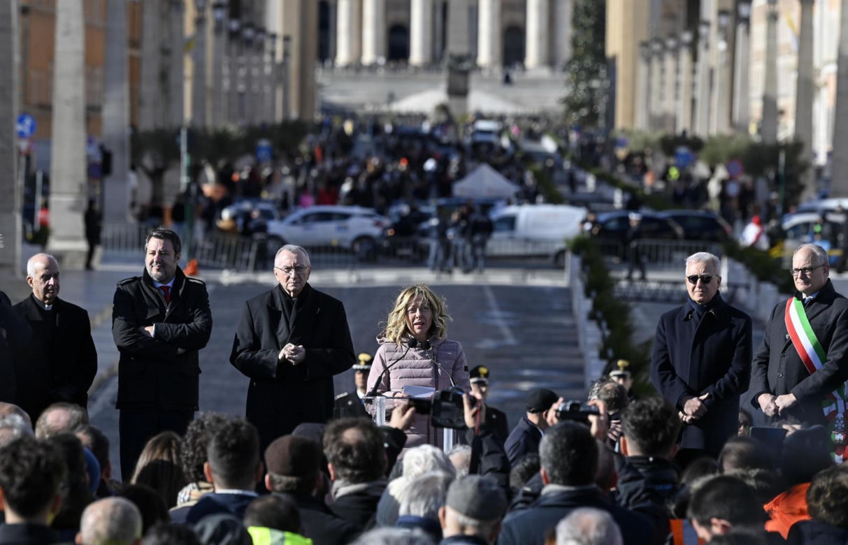 Premier Włoch Giorgia Meloni podczas inauguracji placu "Piazza Pia" przed Jubileuszem 2025 w Rzymie