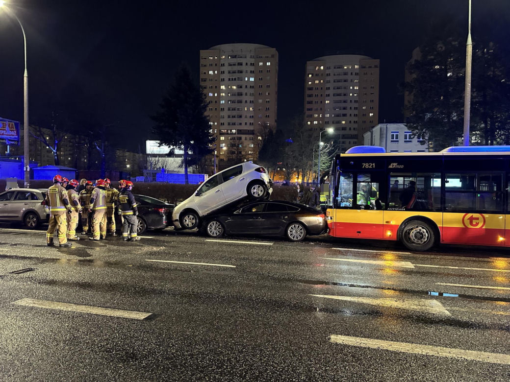 Karambol w Warszawie. Jeden samochód na dachu drugiego