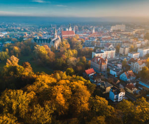 Z tego miasta w rok wyprowadziło się prawie 2 tys. osób