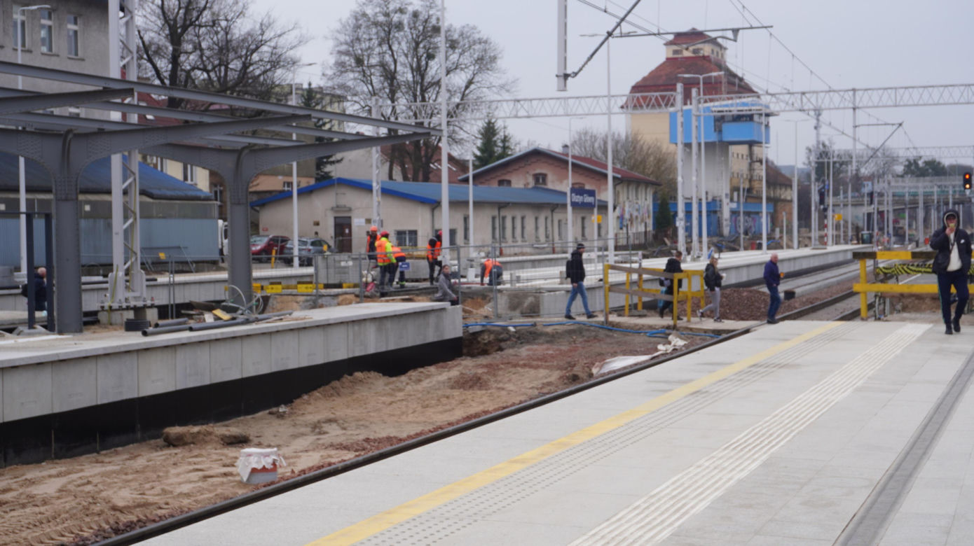 Dworzec Olsztyn Główny coraz bliżej. Postępują prace przy budynku oraz na peronach