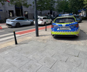 Radiowóz wjechał w elektryka. Niecodzienna kraksa w centrum Warszawy