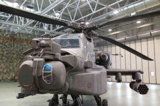 Pierwszy samodzielny lot polskiej załogi śmigłowcem Apache