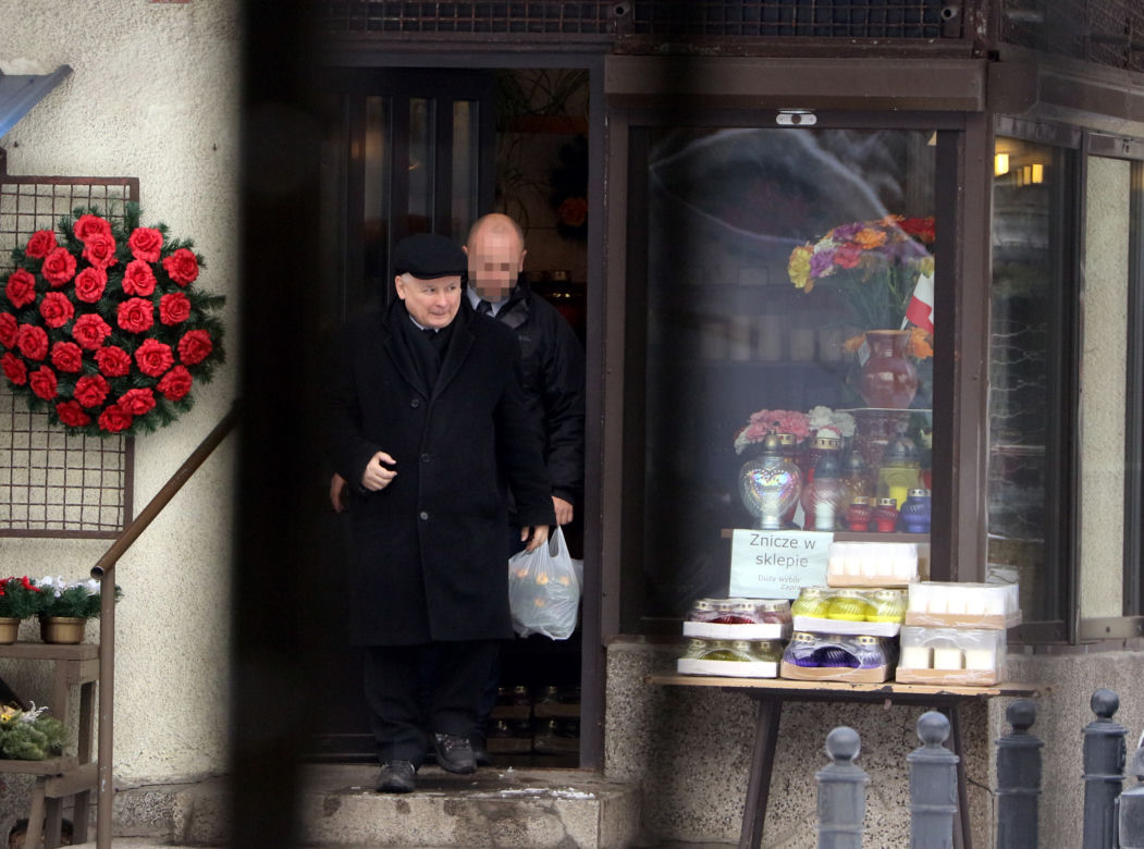 Tajemnicza torba Kaczyńskiego. Wiemy, gdzie robi zakupy