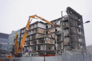 Kultowy budynek w Warszawie znika. Trwa rozbiórka 40-letniego obiektu, o którym krążyły legendy