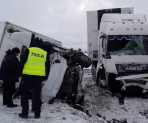 Szypliszki. Wypadek na DK 8. Czołowe zderzenie TIR-a z autem dostawczym. Droga zablokowana