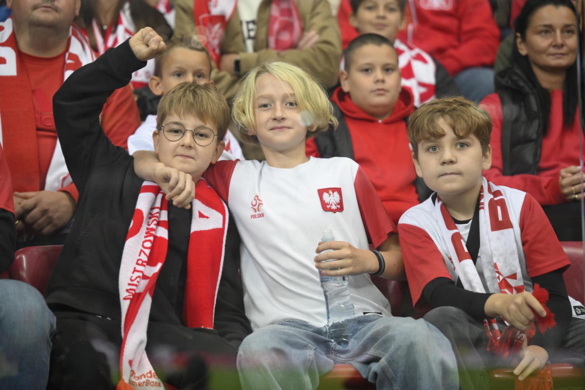 Anna Lewandowska z teściową i jej partnerem na meczu Polska - Bośnia