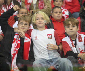 Anna Lewandowska z teściową i jej partnerem na meczu Polska - Bośnia