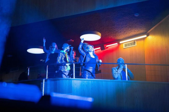 „Pierwsza miłość” odc. 4129 streszczenie. Uwięzionej w domu Izabeli Teresie udaje się sforsować okno. W tym momencie pod dom podjeżdża Izabela