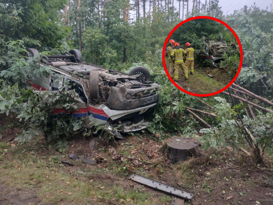 Karetka wypadła z drogi i dachowała. W środku byli pacjent i dwóch ratowników 