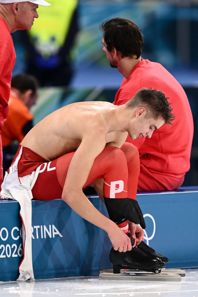 Panczenista Władimir Siemirunnij po biegu na 10 km, który dał mu srebrny medal olimpijski