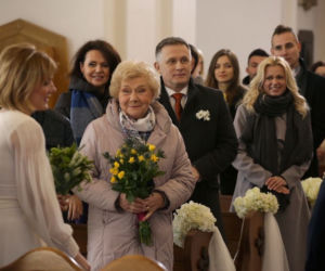 M jak miłość odcinek 1451, ślub Uli (Iga Krefft) i Bartka (Arkadiusz Smoleński). Barbara (Teresa Lipowska), Artur (Robert Moskwa), Marysia (Małgorzata Pieńkowska), Marzenka (Olga Szomańska)