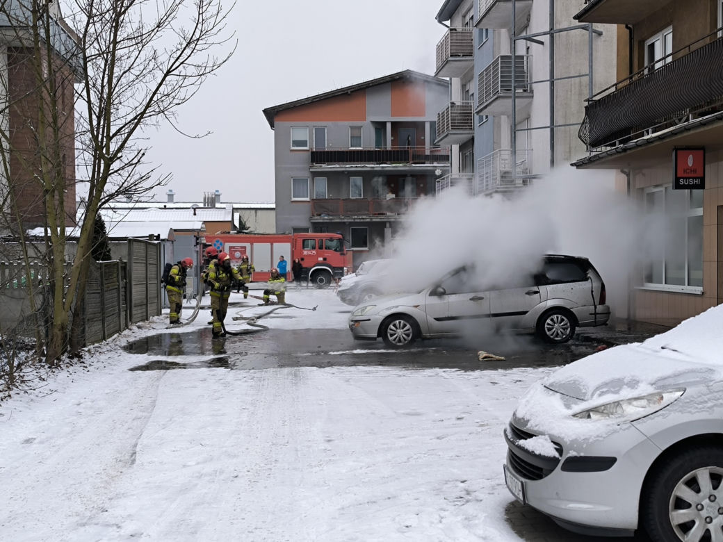 Pożar auta w Lesznie