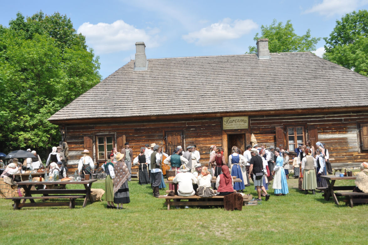 "Sami swoi. Początek". Filmowy kręcili sceny w Muzeum Wsi Kieleckiej w Tokarni