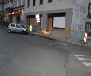 Grudziądz: Pijany jak smok za kierownicą toyoty yaris. Wariacki rajd skończył na budynku