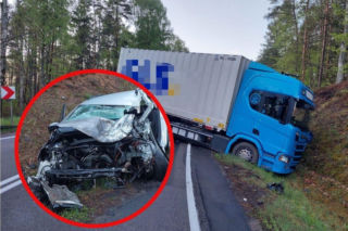 Koszmarny wypadek na Pomorzu! Młody kierowca cudem przeżył zderzenie z ciężarówką