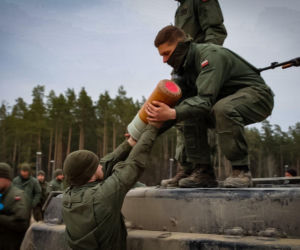 Pancerniacy z Braniewa na poligonie w Orzyszu. Siła ognia czołgów PT-91 Twardy