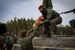 Pancerniacy z Braniewa na poligonie w Orzyszu. Siła ognia czołgów PT-91 Twardy