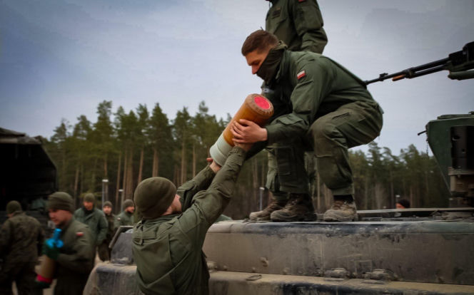 Pancerniacy z Braniewa na poligonie w Orzyszu. Siła ognia czołgów PT-91 Twardy
