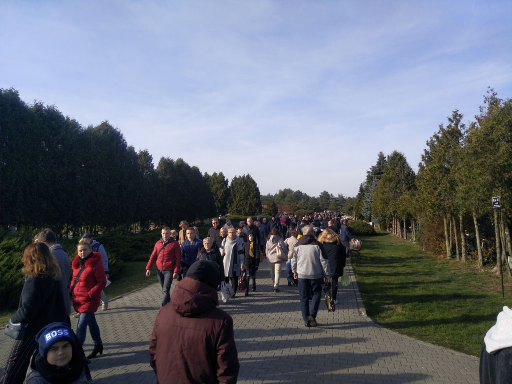 Wszystkich Świętych 2019. Radomianie tłumnie odwiedzili cmentarze [ZDJĘCIA]
