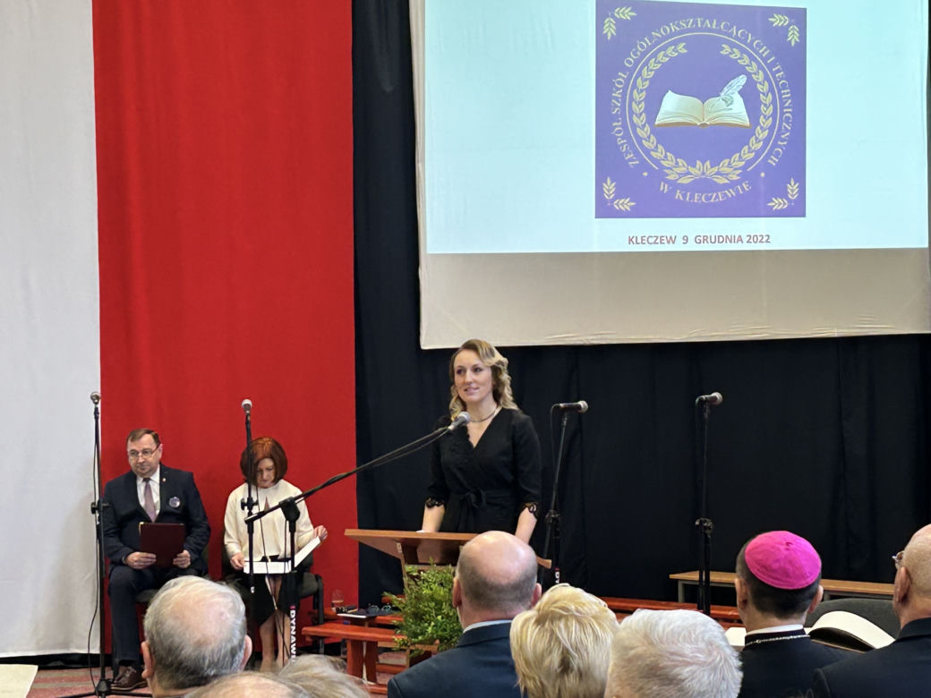 Uczniowie pierwszych klas w Kleczewie ślubowali na nowy sztandar
