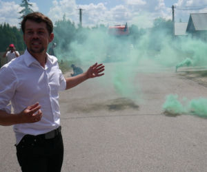 Gienek i Andrzej otrzymali nową belarkę. Na maszynę zrzucili się fani