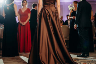 Kinga Gajewska w czekoladowej sukni na balu. Czy tak odmieniła swój wizerunek?