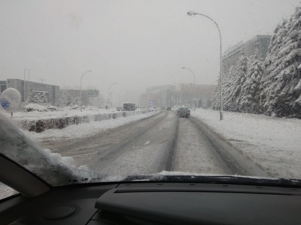 FATALNE warunki na drogach Rzeszowa. Śnieżny ARMAGEDON! [ZDJĘCIA]