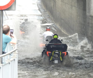 Basen w tunelu w Brwinowie. Strażacy usuwają skutki nawałnicy pod Warszawą