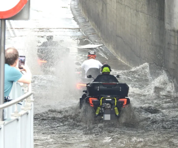 Strażacy utknęli w zalanym tunelu. Burze nie odpuszczają