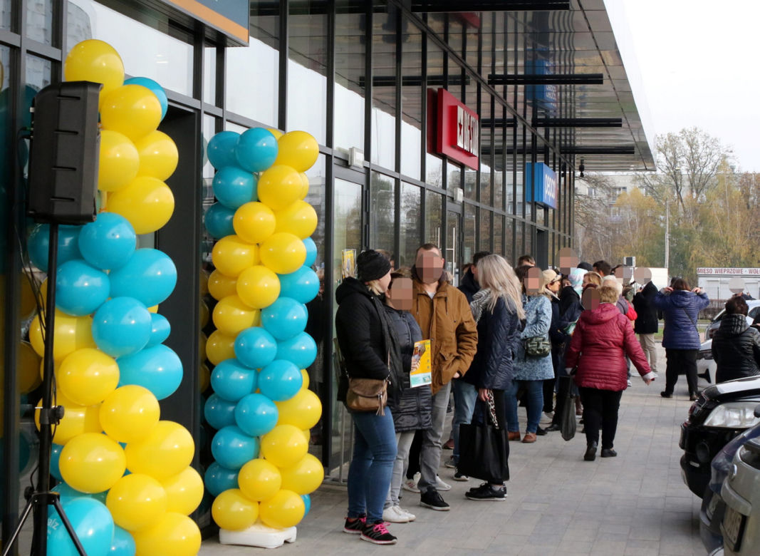Otwarcie Centrum Handlowego Maxim w Legionowie. Tłum szturmował sklepy, klienci chcieli "wejść z drzwiami"