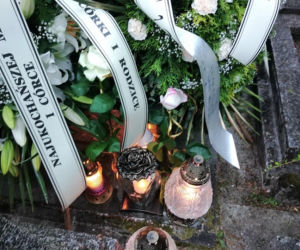 Tragedia w Salisbury. Zamordowane kobiety pochowane w Tarnowie. Grobu nie widać spod kwiatów