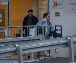 Olga Frycz wychodzi z dzieckiem ze szpitala