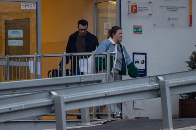 Olga Frycz wychodzi z dzieckiem ze szpitala