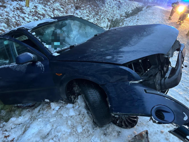 Czołowe zderzenie w powiecie kościańskim. Dwie osoby w szpitalu