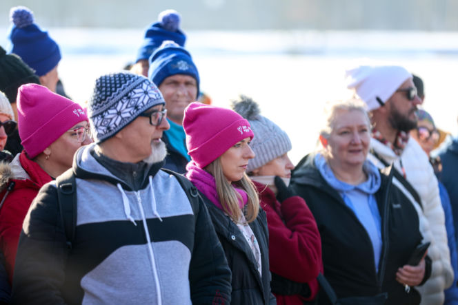 Różowe morsowanie idealne na pomaganie. Trzy Stawy opanowali amatorzy zimnych kąpieli