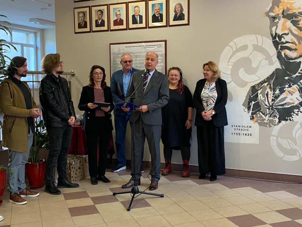 Uczniowie ZSP nr 1 stworzyli mural na ścianach szkoły. Grafika przedstawia patrona placówki