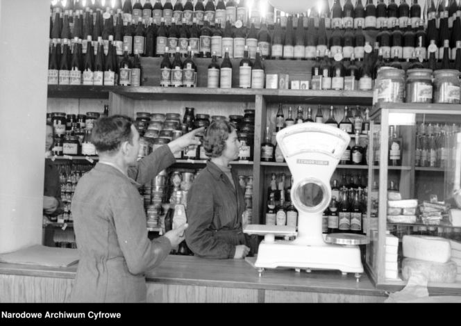 Sklep wielobranżowy Powszechny Dom Towarowy