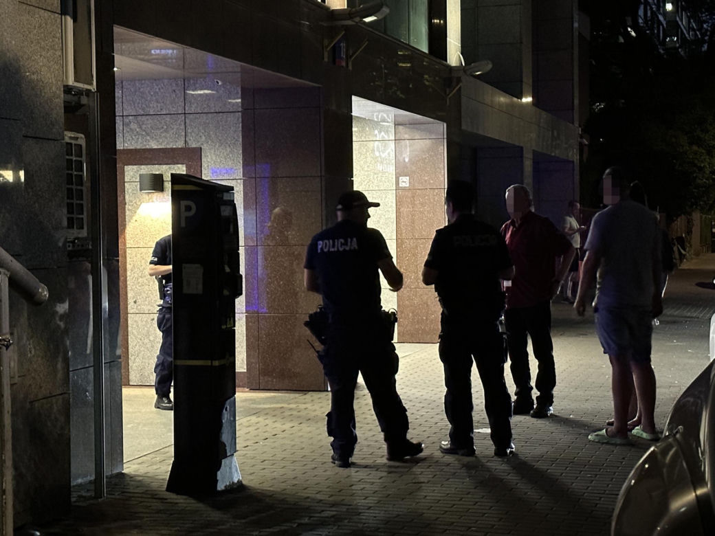 Atak nożownika na Woli. Ranny przebiegł kilkaset metrów i padł na ziemię. Zatrzymali jedną osobę, trwa akcja policji
