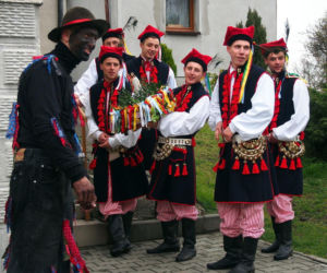 Mało kto słyszał o tym tajemniczym obrzędzie. Co robić, gdy pojawi się mężczyzna przebrany za kobietę?