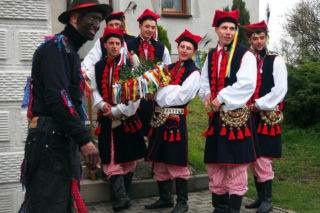 Siuda Baba powraca w Poniedziałek Wielkanocny. Mężczyzna w przebraniu kobiety smaruje panny sadzą