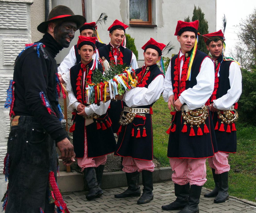 Mało kto słyszał o tym tajemniczym obrzędzie. Co robić, gdy pojawi się mężczyzna przebrany za kobietę?