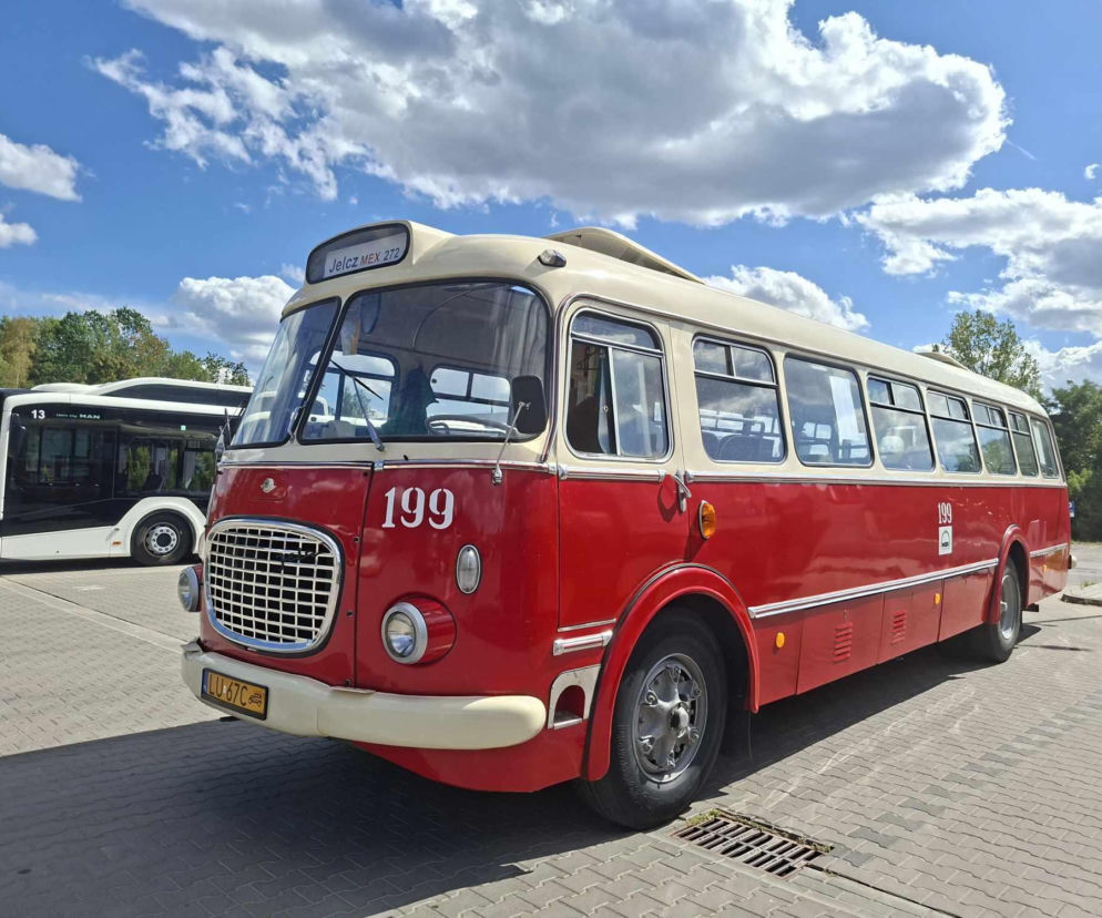 Zabytkowy czerwono-biały autobus Jelcz 272 na parkingu. O zlocie pojazdów przeczytasz na Eska Starachowice.