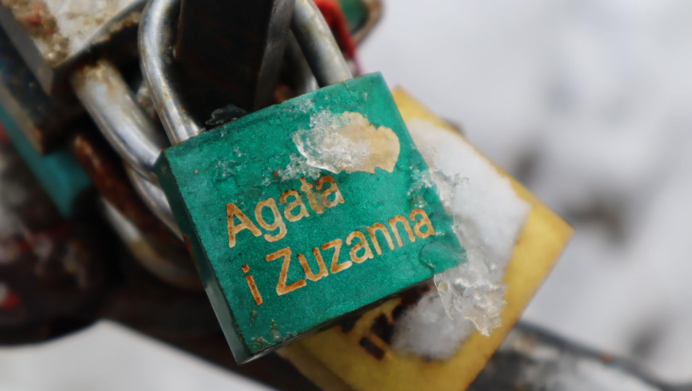 Takie kłódki wiszą na mostku miłości w Lublinie
